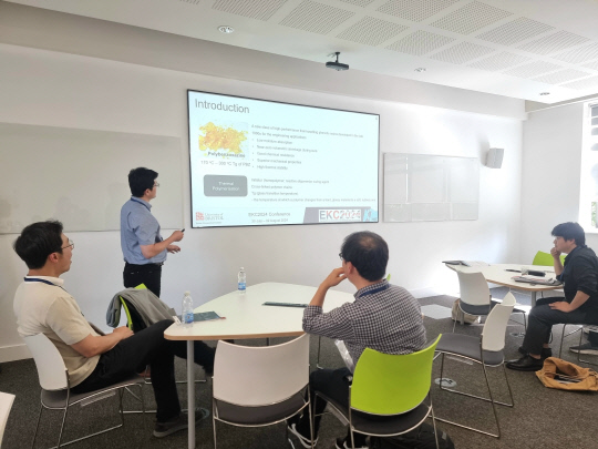 지난달 31일(현지시간) 영국 코벤트리 워릭대 더오큘러스관에서 열린 '한국·유럽 과학기술학술대회(EKC 2024)'의 화학공학·재료과학 세션에서 공경일 브리스톨대 우주·설계공학과 선임연구원이 우주용 고분자(폴리머) 신소재 분석법에 대해 설명하고 있다. 한국과학기자협회 공동취재단 제공